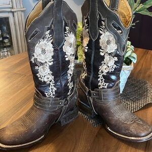 Brown Cowboy Boots with Floral Embroidery
